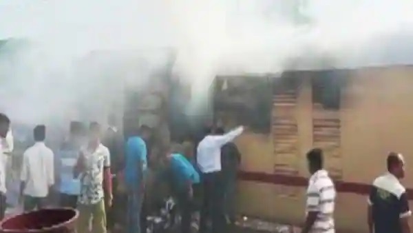 महाराष्ट्र: मुंबई जा रही शालीमार एक्सप्रेस में नासिक के पास लगी आग, सभी पैसेंजर सुरक्षित
