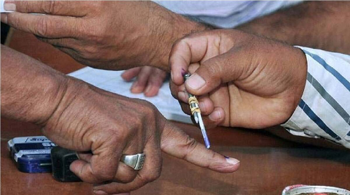 यूपी में स्नातक व शिक्षक एमएलसी की 5 सीटों के लिए मतदान शुरू,शाहजहांपुर में वित्त मंत्री ने डाला वोट