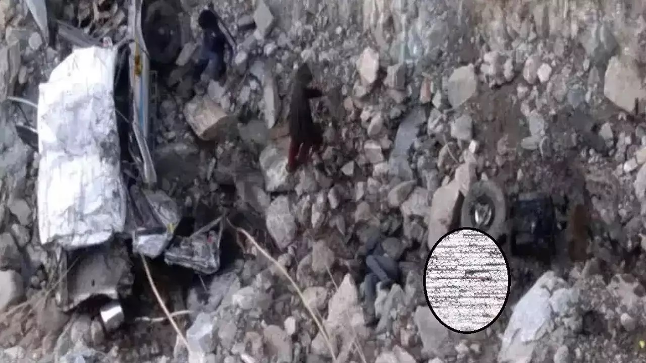 Uttarakhand News:चमोली में 700 मीटर गहरी खाई में गिरी बोलेरो,एक दर्जन के आस-पास लोगों की मौत