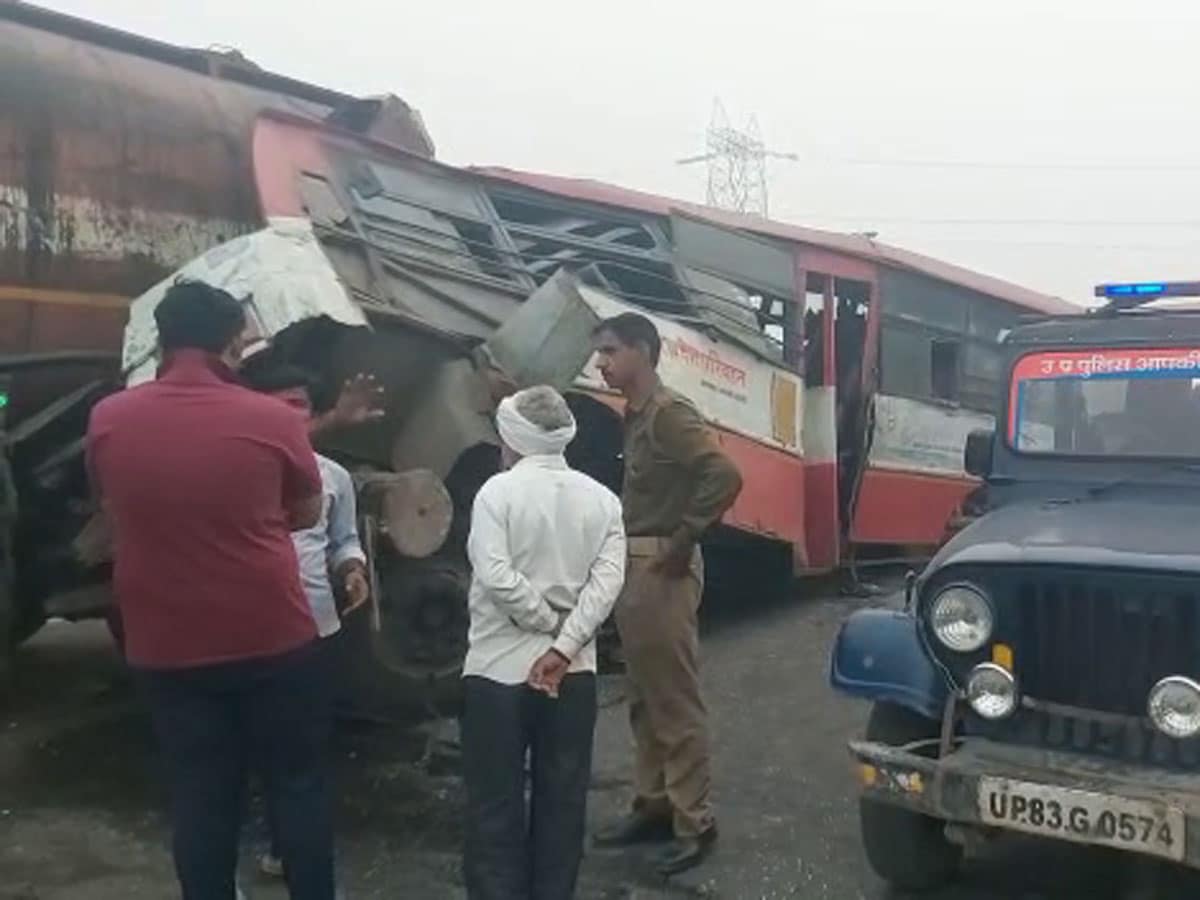 UP News:आगरा में भीषण सड़क हादसा में 2लोगो की मौत, खड़े कैंटर में घुसी रोडवेज बस 30 यात्री घायल