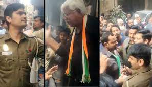 कांग्रेस के पूर्व विधायक आसिफ खान पुलिसवालों से बदतमीजी करने के आरोप में गिरफ्तार