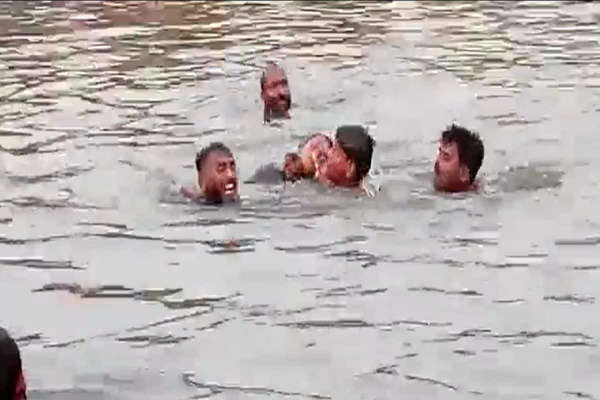 UP News:बाराबंकी में श्रद्धालुओं से भरी नाव पलटने से 3 लोगो की मौत,30 लोग डूबे