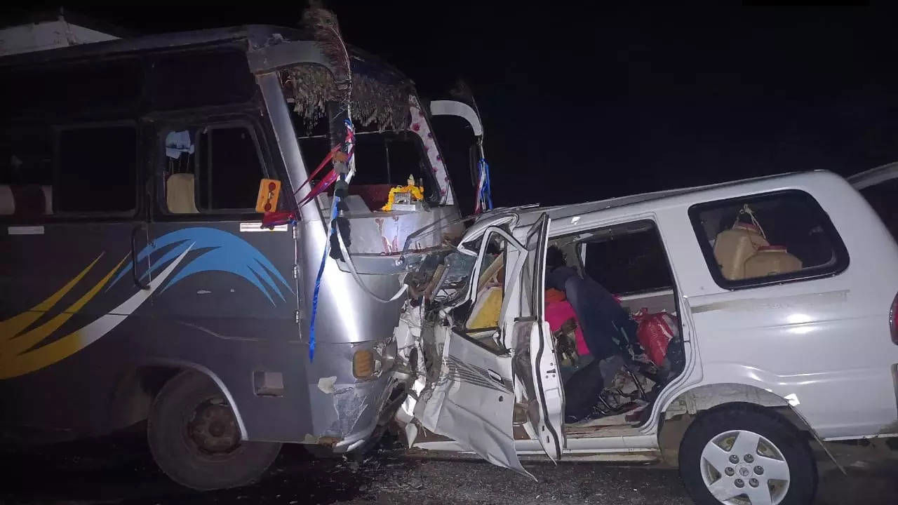 मध्य प्रदेश में दर्दनाक सड़क हादसा, बस-कार की टक्कर में 11 लोगों की मौत; एक घायल
