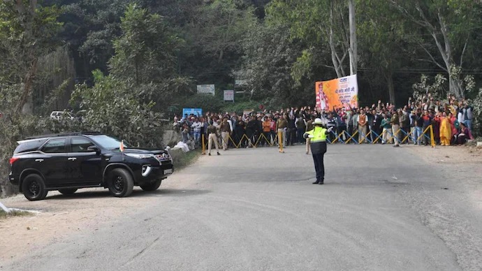 हिमाचल रैली के बाद एंबुलेंस को रास्ता देने के लिए पीएम मोदी ने अपने काफिले को रोका