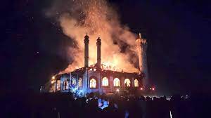 जम्मू-कश्मीर: कारगिल के द्रास में जामिया मस्जिद भीषण आग में पूरी तरह खाक हो गई