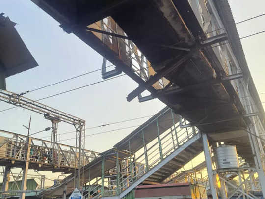 महाराष्ट्र में रेलवे फुट ब्रिज का हिस्सा गिरा:60 फीट की ऊंचाई से रेलवे ट्रैक पर गिरे लोग,बल्हारशाह रेलवे स्टेशन पर हादसा
