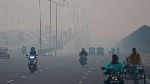 दिल्ली की हवा हुई जहरीली, AQI 550 के पार, धुंध की चादर में लिपटी राजधानी