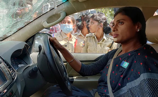 हैदराबाद पुलिस ने YSRTP प्रमुख की कार को क्रेन की मदद से खींचा, अंदर बैठी थीं शर्मिला रेड्डी