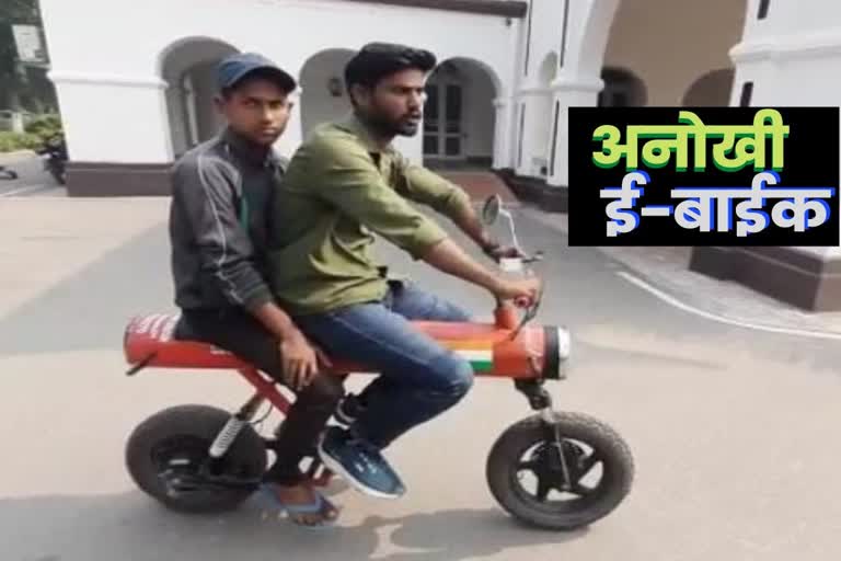 Meerut News: 35 हजार रुपए में दो भाइयों ने बनाई अनोखी ई-बाइक ‘तेजस’,7 घंटे की चार्जिंग में चलती है 150 किमी