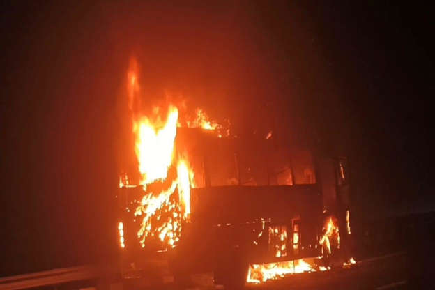UP News:बाराबंकी में चलती बस बनी आग का गोला , बस से कूदकर यात्रियों ने बचाई जान,सामान जलकर हुआ राख