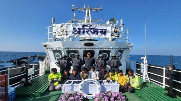 गुजरात ATS और कोस्ट गार्ड ने 10 तस्करों को किया गिरफ्तार, हथियार और ड्रग्स ले जा रही पाकिस्तानी नाव को पकड़ा