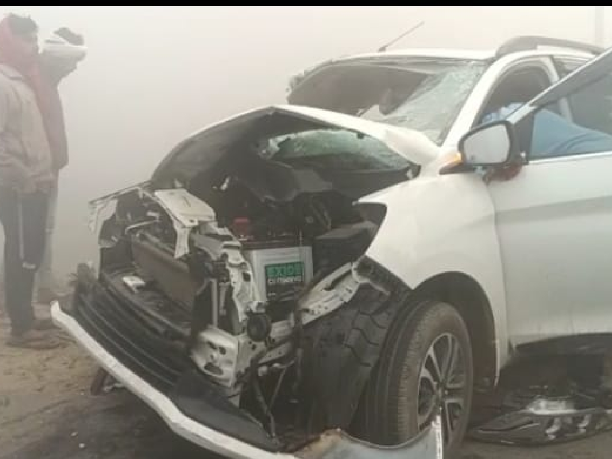 Bihar News: कोहरे के कारण मोतिहारी में NH 28 पर ट्रक और कार में भीषण टक्कर, कार के उड़े परखच्चे, 9 घायल