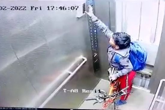 ग्रेटर नोएडा की सोसायटी लिफ्ट में 10 मिनट तक फंसा रहा बच्चा, दहशत में चिल्लाता रहा – देखें वीडियो