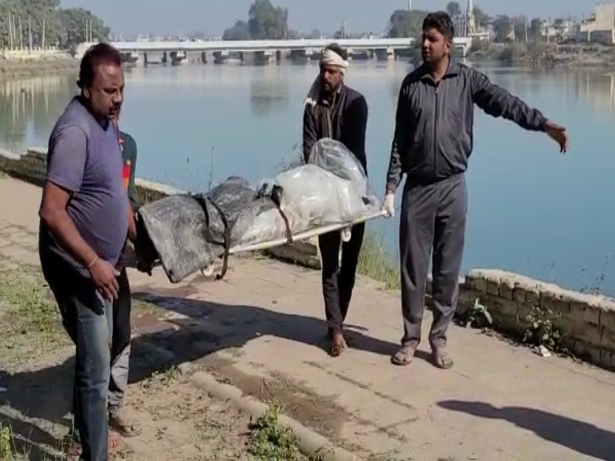 Haryana:युमना नदी के किनारे युवक की लाश मिलने से सनसनी, आधी गर्दन कान और पैर बेदर्दी से कटा पाया गया