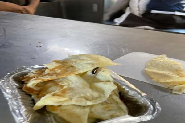 दिल्ली से मुंबई जा रही राजधानी एक्सप्रेस के खाने में मिला कॉकरोच, परिवार ने ट्वीट कर की शिकायत