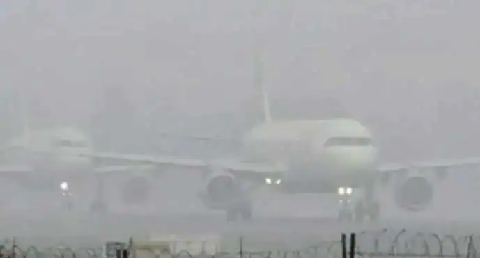 Delhi: घने कोहरे की चपेट में राजधानी, दिल्ली हवाईअड्डे पर 100 से ज्यादा उड़ानें हुई बाधित