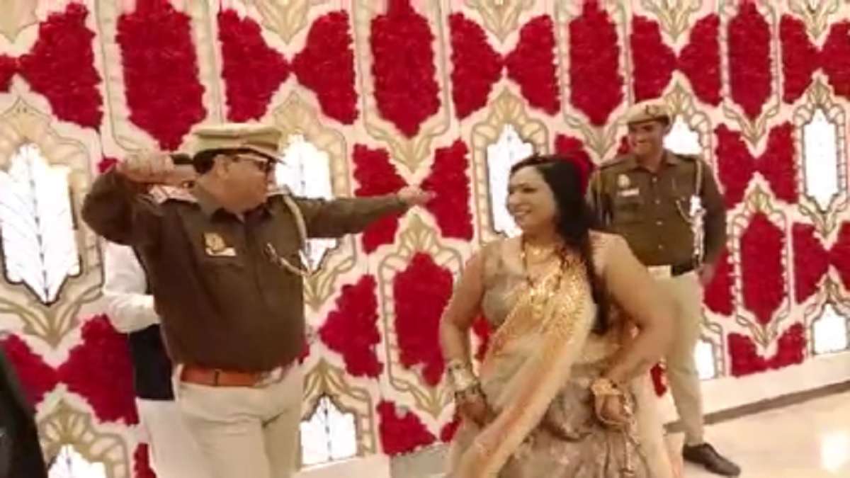 दिल्ली के थानेदार ने वर्दी पहनकर “मेरे बलमा थानेदार” गाने पर जमकर ठुमके लगाए – देखें Viral Video