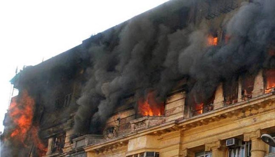 Delhi: कड़कड़डूमा के एक होटल की तीसरी मंजिल पर लगी भीषण आग, 10 गाड़ियां काबू पाने में जुटीं