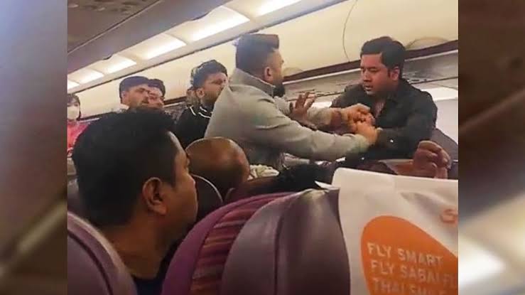 बैंकॉक से कोलकाता आ रही थाई स्माइल की फ्लाइट में दो यात्रियों के बीच हुई जमकर मारपीट – Video viral