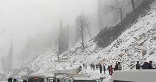 Himachal Pradesh: मनाली के ऊपरी क्षेत्रों में बर्फबारी का सिलसिला जारी,अटल टनल में फंसी 300 गाड़ियां