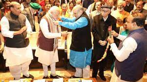 BJP संसदीय दल की बैठक में पहुंचे, तो गुजरात जीत पर हुआ जोरदार स्वागत