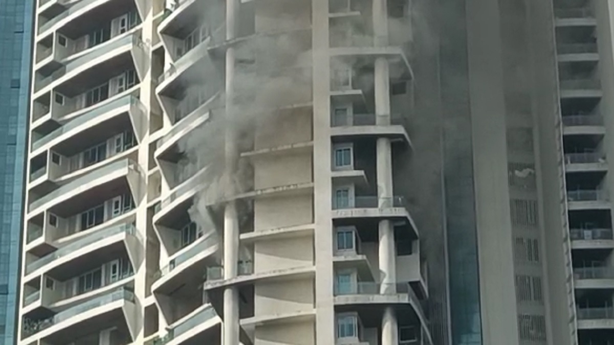 Mumbai fire: मुंबई के लोअर परेल इलाके के बहुमंजिला इमारत में लगी भीषण आग, मौके पर फायर ब्रिगेड मौजूद