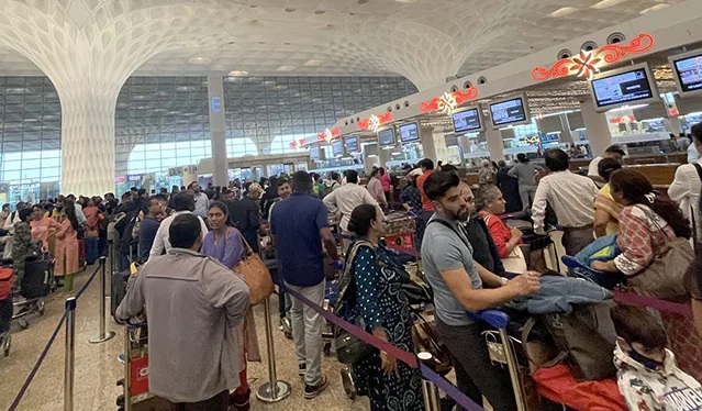 मुंबई एयरपोर्ट टर्मिनल 2 का सर्वर हुआ डाउन, लंबी-लंबी कतारों में फंसे यात्री, हवाई सेवाएं ठप-यात्री परेशान