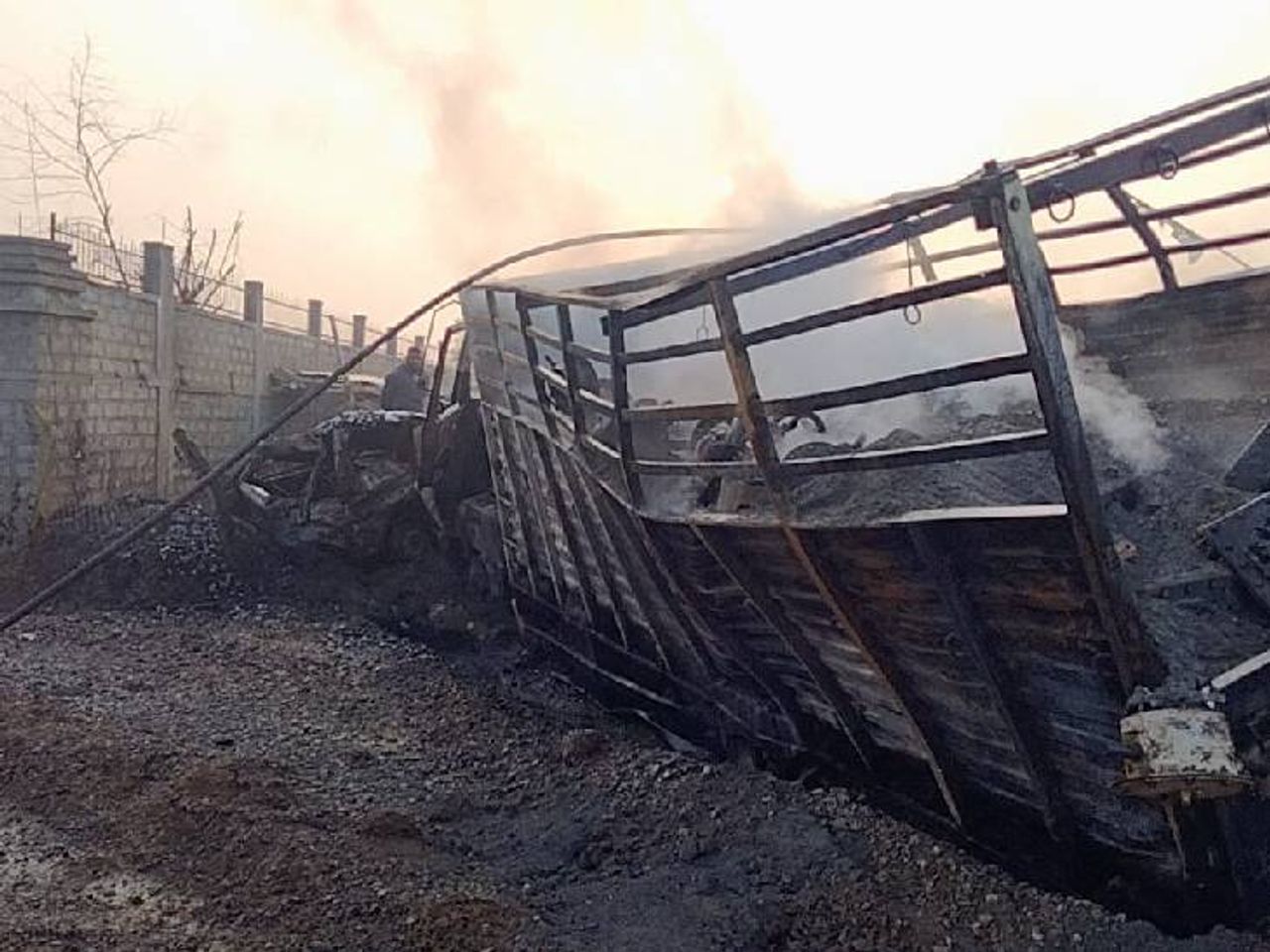 MP News: रीवा में कार-ट्रक की भिड़ंत, आग लगने से ऑर्केस्ट्रा मालिक और ड्राइवर जिंदा जले