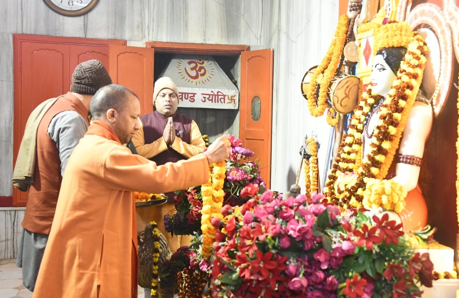 Makar Sankranti 2023: CM योगी सहित लाखों श्रद्धालुओं ने गोरखनाथ मंदिर में चढ़ाई खिचड़ी, प्रदेशवासियों को दी बधाई