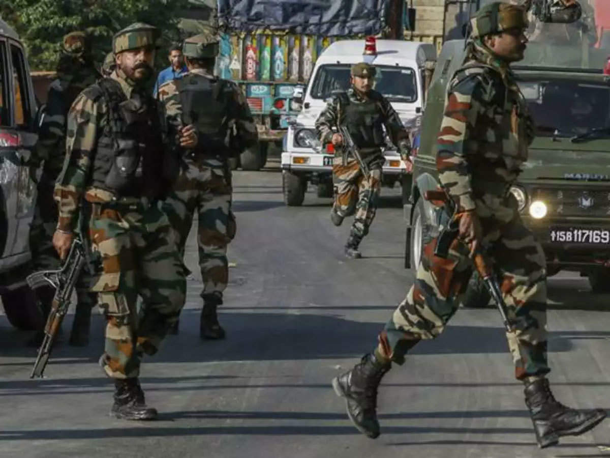 Jammu kashmir news: श्रीनगर में सुरक्षा बलों पर हुआ ग्रेनेड हमला, एक व्यक्ति हुआ घायल, कुछ संदिग्धों को पकड़ा गया