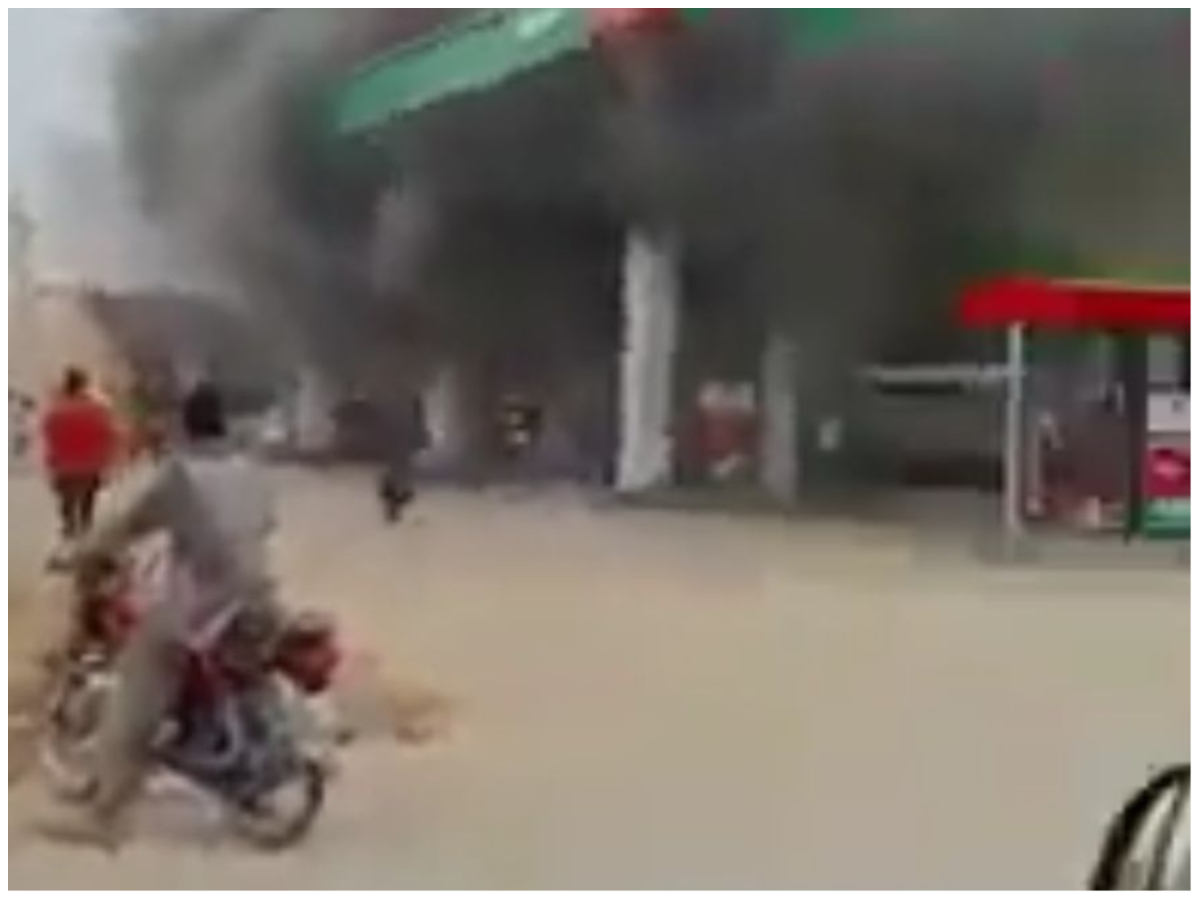 Pakistan: पेट्रोल के दाम बढ़ने के बाद लाहौर के एक पेट्रोल पंप पर लोगों ने लगाई आग,पाकिस्तान में श्रीलंका जैसी हुड़दंग