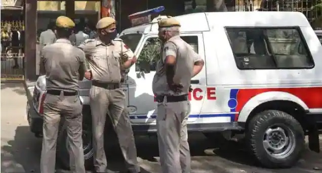 Delhi crime news: छावला में हेड कॉन्स्टेबल को ड्यूटी के दौरान बदमाश ने मारा चाकू, गंभीर हालत में आईसीयू में भर्ती