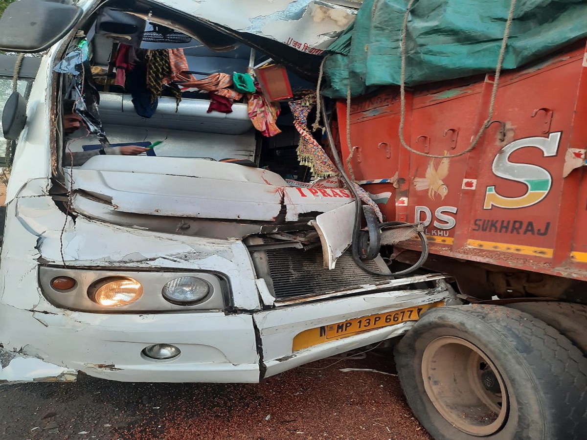 MP News: नर्मदापुरम में भीषण सड़क हादसा, ट्रक और बस की टक्कर में 1 यात्री की मौत, अन्य 35 घायल