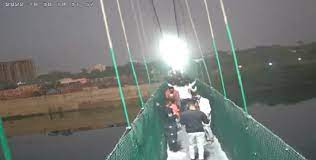 मोरबी ब्रिज हादसे के आरोपी ओरेवा के एमडी जयसुख पटेल ने पुलिस के सामने किया सरेंडर