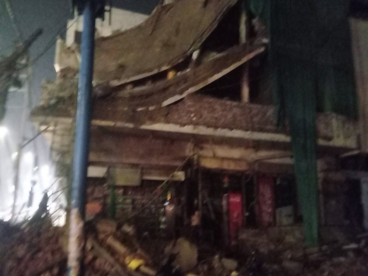 दिल्ली के नजफगढ़ इलाके में 3 मंजिला बिल्डिंग गिरने से हड़कंप,मौके पर पहुंची फायर ब्रिगेड की 3 गाड़ियां, 3 लोग मलबे से निकाले गए
