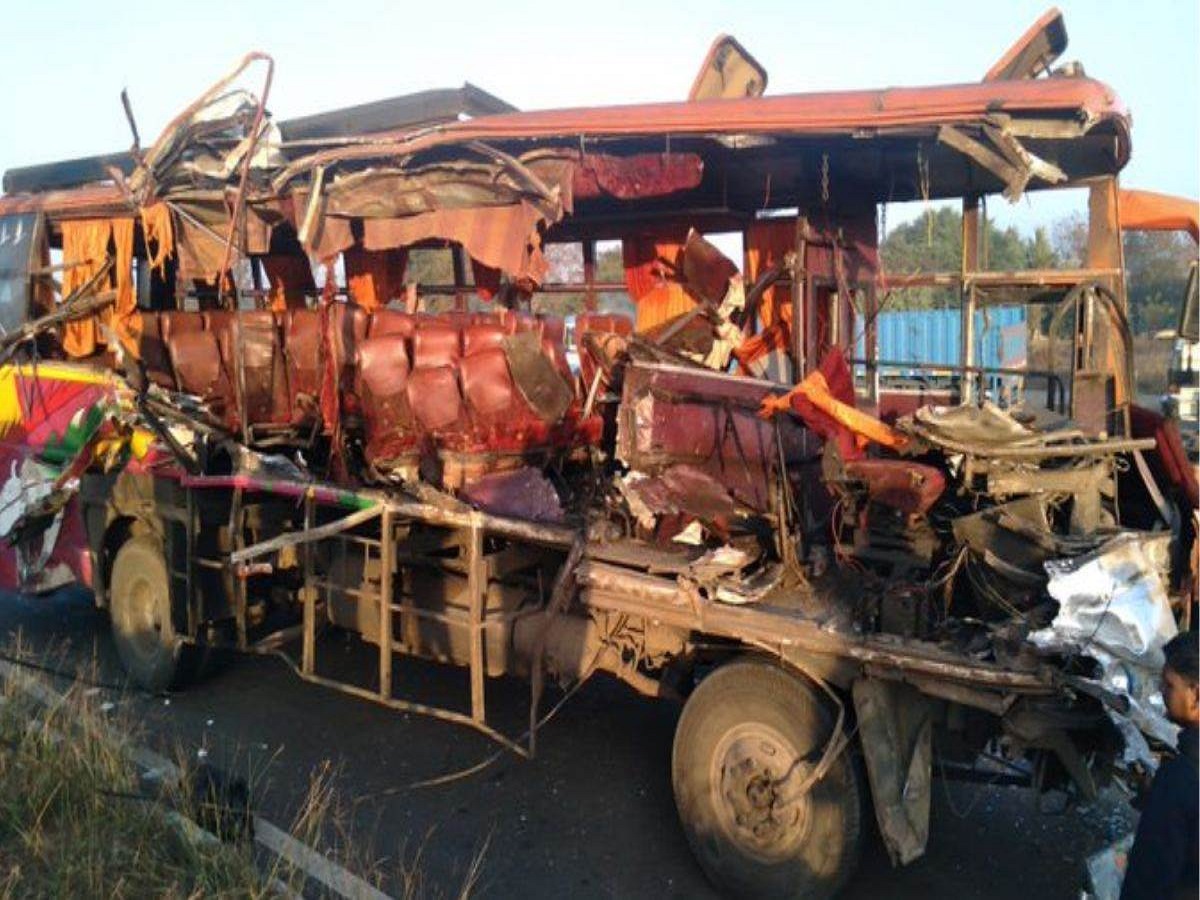 Maharashtra: नासिक में शिरडी जा रही बस का भीषण एक्सीडेंट, सड़क हादसे में 10 यात्रियों की दर्दनाक मौत, अन्य 40 घायल