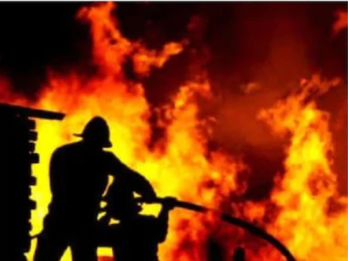 Gujarat news: अहमदाबाद में 12 मंजिला बिल्डिंग में लगी भीषण आग, आग की चपेट में आने से एक महिला की मौत