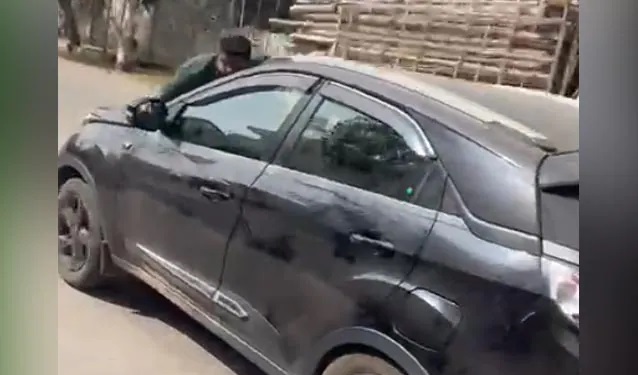 बेंगलुरु में फिर सामने आई रोड रेज की घटना, टक्कर मारने के बाद महिला चालक ने युवक को बोनट पर 1 KM तक घसीटा- video viral
