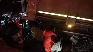 उन्नाव में लखनऊ-कानपुर हाईवे पर तेज रफ्तार ट्रक की कार से टक्कर में छह लोगों की मौत