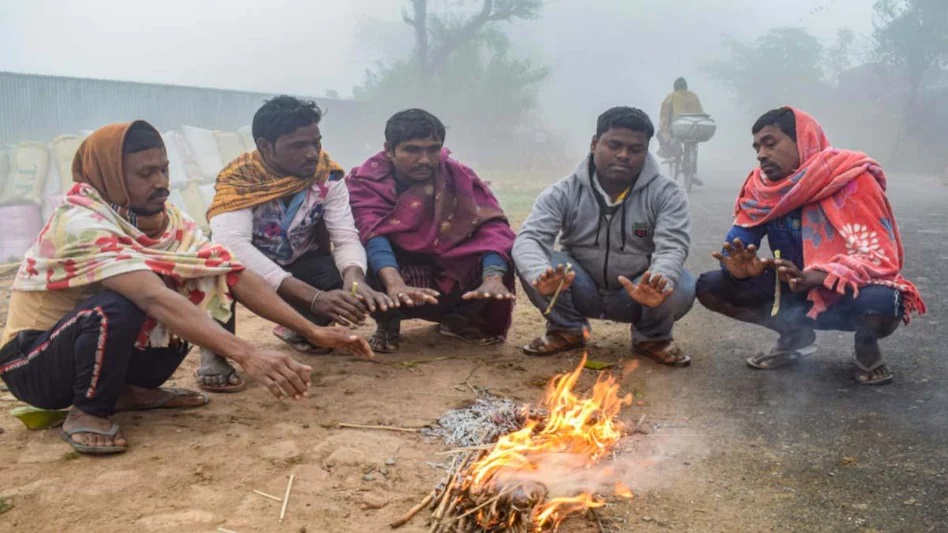 Weather Update: उत्तर भारत में कोहरे का कहर, शीतलहर से बढ़ी ठंड, जानें देश के मौसम का हाल