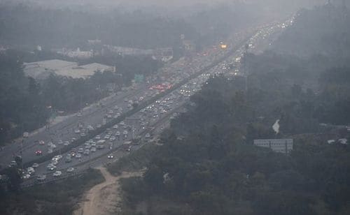 Delhi air pollution: दिल्ली का प्रदूषण पहुंचा इमरजेंसी लेवल पर, बन सकता है कैंसर जैसे रोगों का कारण