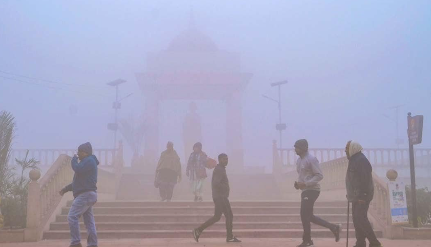 दिल्ली-NCR में ठंड का कहर जारी, कोहरे-शीतलहर से त्रस्त लोग, मौसम विभाग ने जारी किया अलर्ट