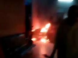 UP News: बाराबंकी में कानूनगो के निजी मुंशी ने पेट्रोल छिड़ककर खुद को लगाई आग, तहसीलदार पर लगाए गंभीर आरोप