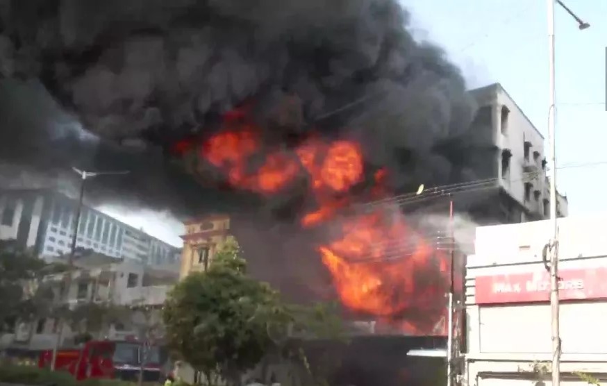 तेलंगाना: हैदराबाद के रामगोपालपेट पुलिस थाने की बिल्डिंग में लगी भीषण आग, दमकल की गाड़ियां मौके पर मौजूद