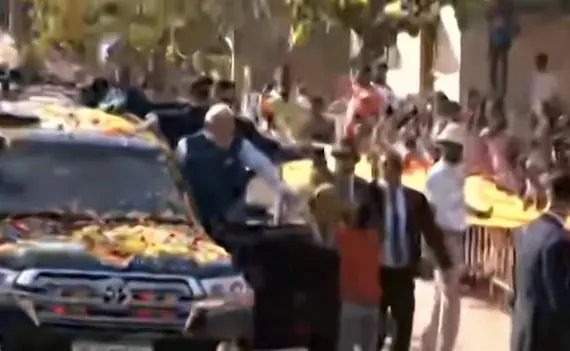 कर्नाटक: PM Modi के कर्नाटक रोड शो में सुरक्षा सेंध, एक शख्स ने तोड़ा घेरा, माला लेकर पहुंचा