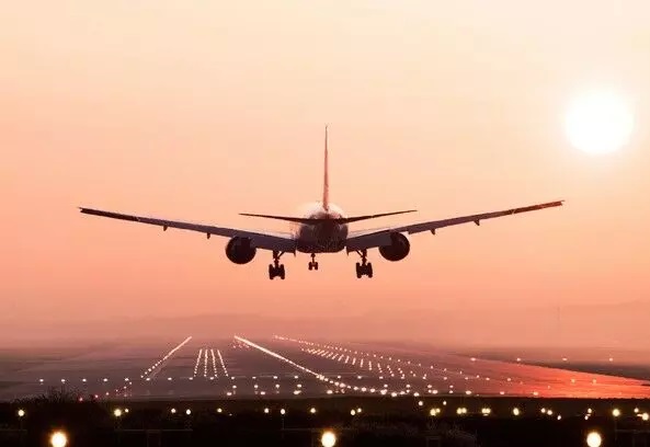 दिल्ली में छाया घना कोहरा, खराब दृश्यता के कारण इंदिरा गांधी अंतरराष्ट्रीय हवाईअड्डे पर देरी से चल रहीं फ्लाइट्स