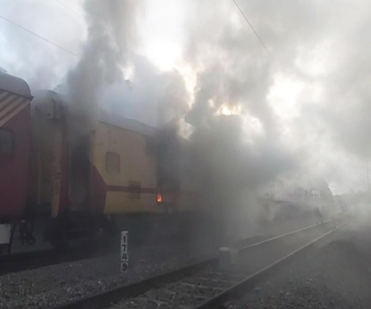 MP News: हरदा में चलती ट्रेन के पहिए में लगी आग, बोगी में भरा धुंआ, यात्रियों ने कूदकर बचायी जान