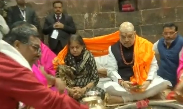 झारखंड के देवघर पहुंचे गृहमंत्री अमित शाह, अपनी पत्नी के साथ बाबा मंदिर में की पूजा-अर्चना