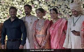 कोस्टार पूजा हेगड़े के भाई की शादी में पहुंचे सलमान खान,फैमिली के साथ तस्वीरें हुई वायरल