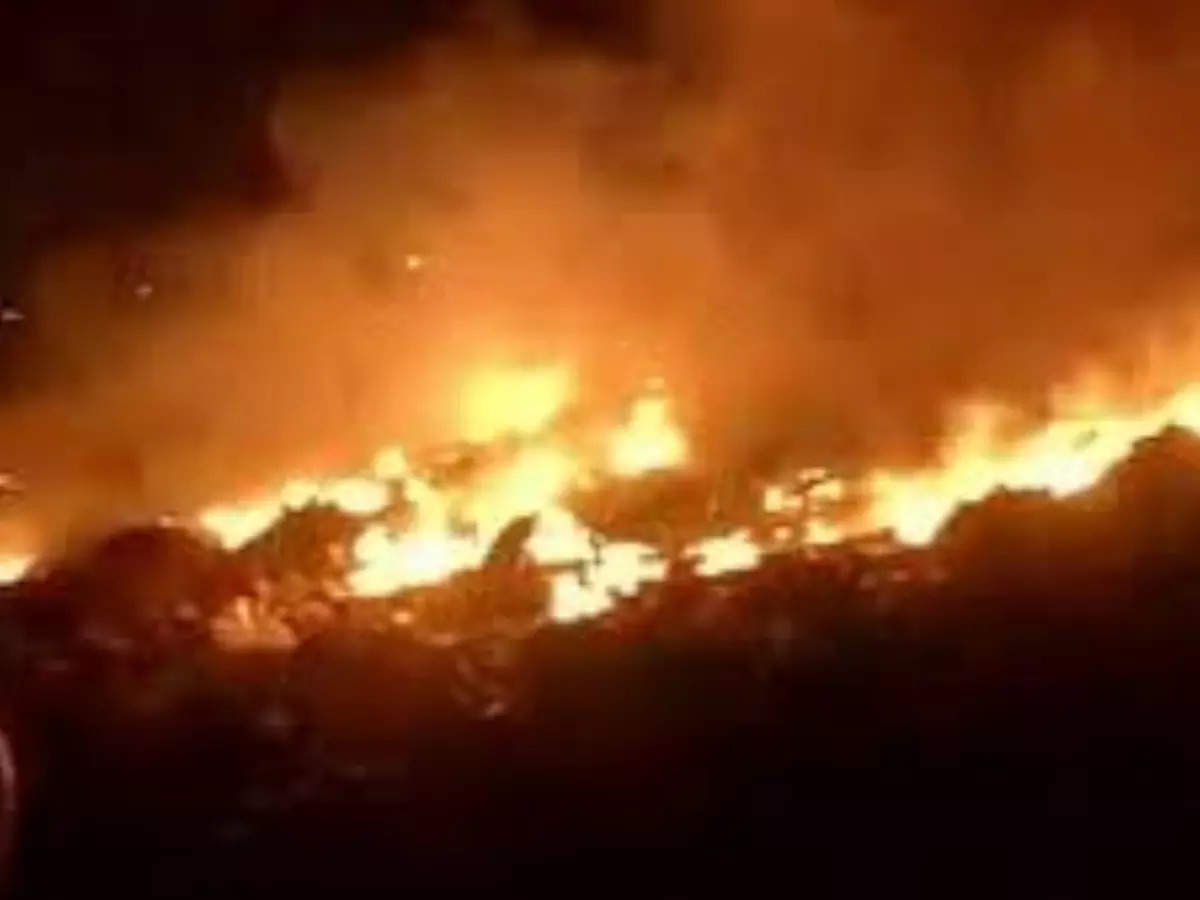 नवी मुंबई के तुर्भे डंपिंग ग्राउंड में लगी भीषण आग,दमकल की सात गाड़ियों ने आग पर पाया काबू